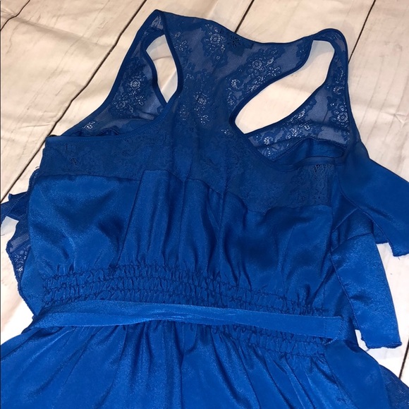 SUPER FLATTERING!!! Blue ruffled asymmetrical tank - Picture 5 of 5